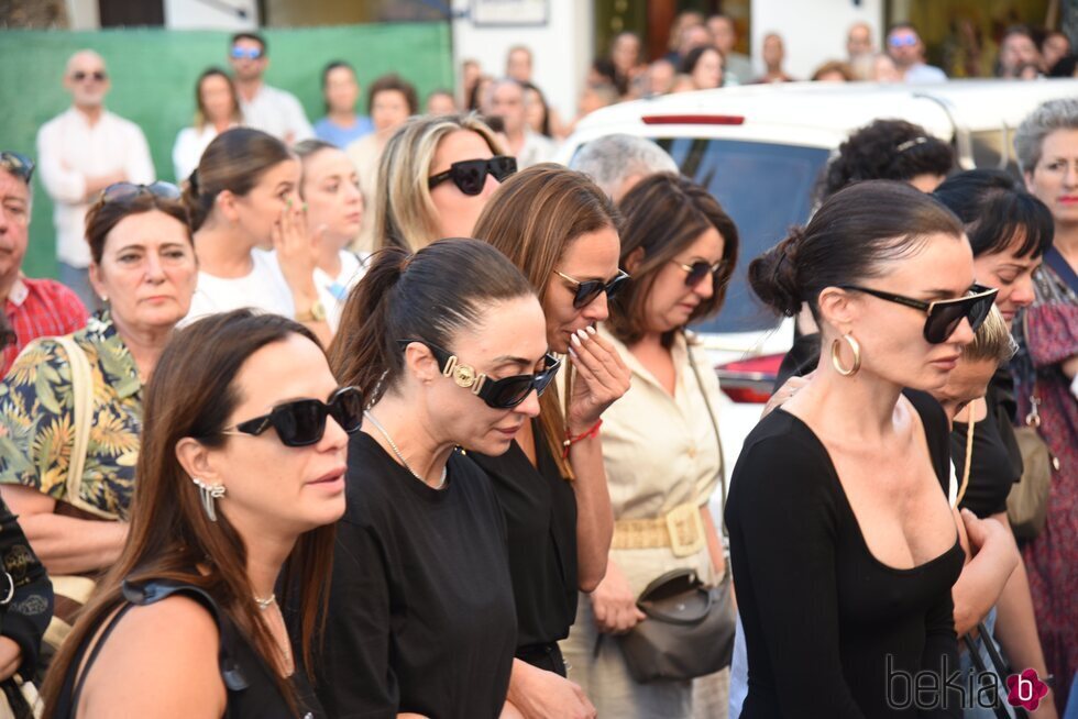 Rocío Martín Berrocal, Eva González y Madame de Rosa durante el funeral de Cristo Bánez