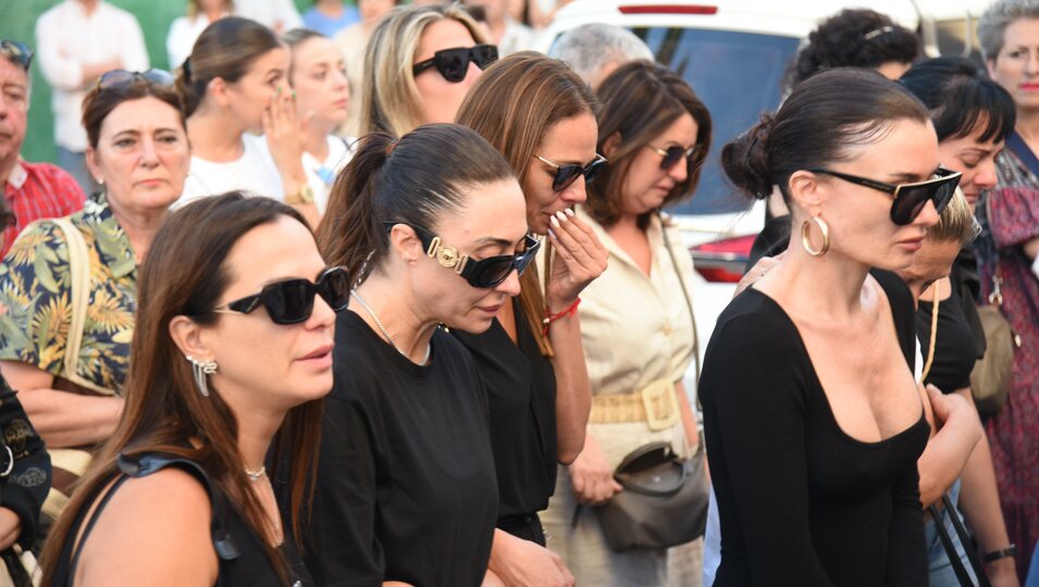 Rocío Martín Berrocal, Eva González y Madame de Rosa durante el funeral de Cristo Bánez