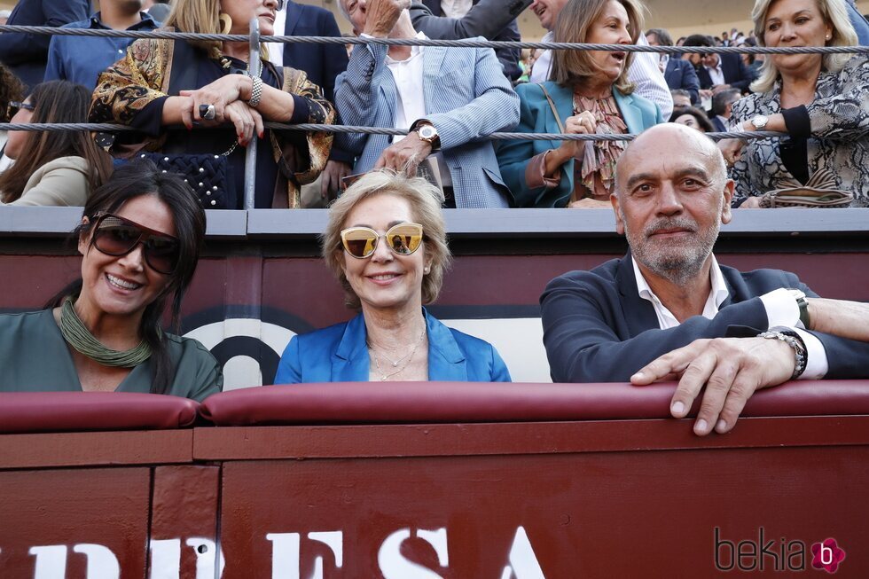 Ana Rosa Quintana, con su marido y Pepa Gea en la Feria de San Isidro de Madrid 2023