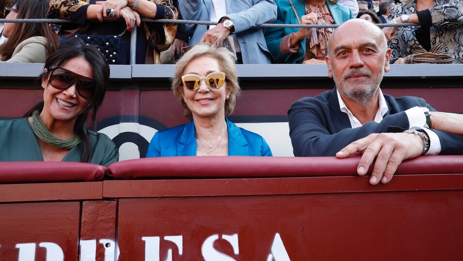 Ana Rosa Quintana, con su marido y Pepa Gea en la Feria de San Isidro de Madrid 2023