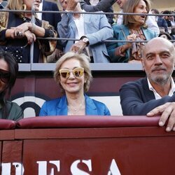 Ana Rosa Quintana, con su marido y Pepa Gea en la Feria de San Isidro de Madrid 2023