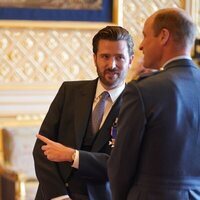 Jason Knauf hablando con el Príncipe Guillermo en su investidura en Windsor Castle