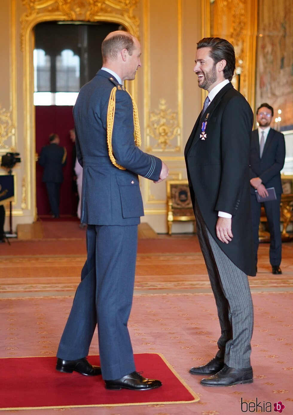 El Príncipe Guillermo y Jason Knauf en una ceremonia de investidura en Windsor Castle