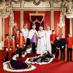 Retrato oficial de los Reyes Carlos III y Camilla con los Pajes y las Damas de la Corte en día de la Coronación