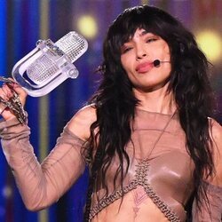 Loreen con su micrófono de cristal tras ganar el Festival de Eurovisión 2023