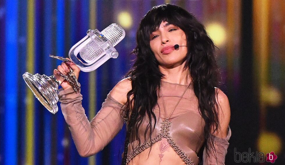 Loreen con su micrófono de cristal tras ganar el Festival de Eurovisión 2023