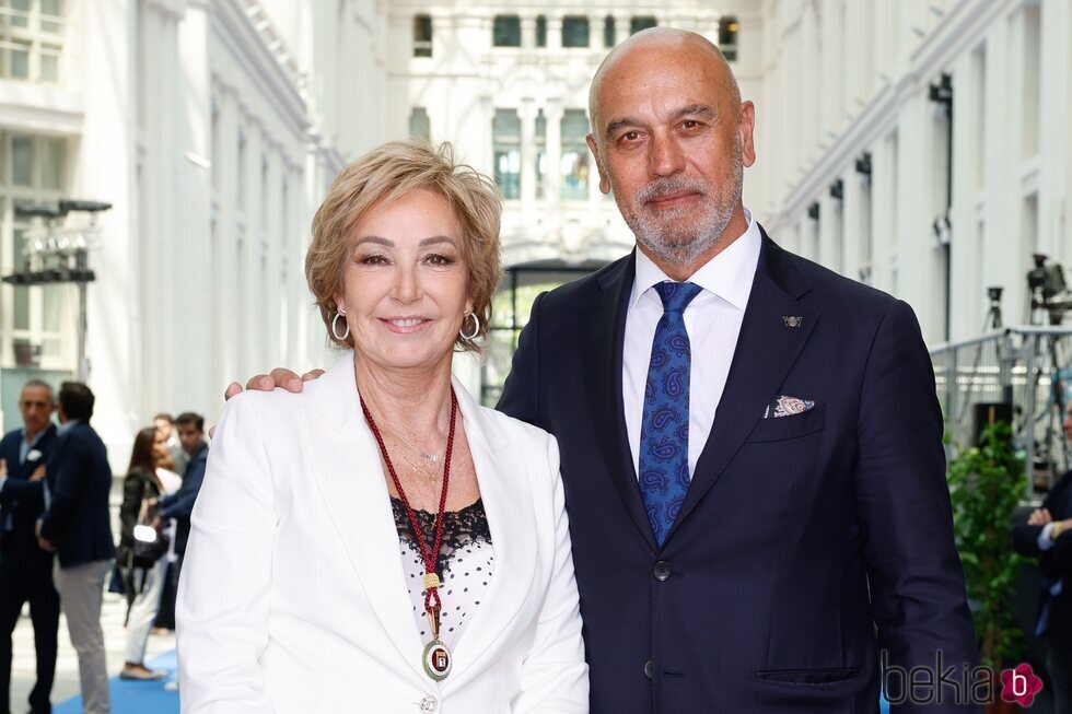 Ana Rosa Quintana recibe la Medalla de Honor de Madrid 2023 acompañada de su marido