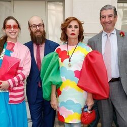 Ágatha Ruiz de la Prada con sus hijos y su pareja tras recibir la Medalla de Honor de Madrid 2023