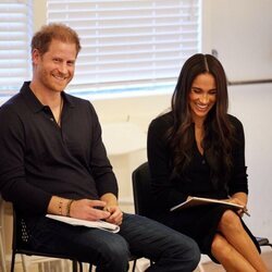 El Príncipe Harry y Meghan Markle durante uno de los actos de la fundación Archewell en el Mes de Concienciación sobre la Salud Mental