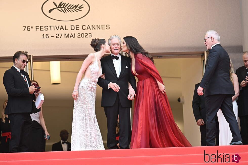 Catherine Zeta-Jones y su hija Carys Zeta Douglas besan a Michael Douglas en la ceremonia de apertura del Festival de Cannes 2023