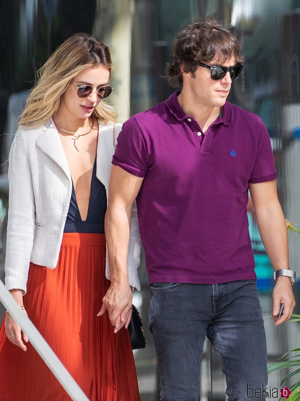 Jordi Cruz y Rebecca Lima dando un paseo por Madrid