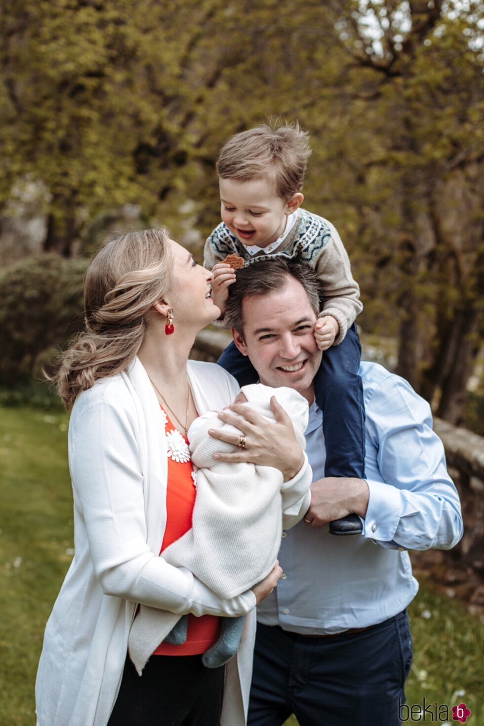 Charles de Luxemburgo en su 3 cumpleaños con sus padres y su hermano François