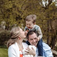 Charles de Luxemburgo en su 3 cumpleaños con sus padres y su hermano François