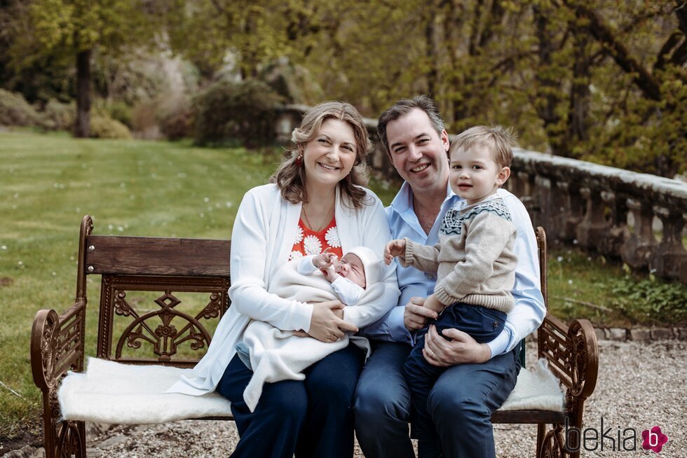 Guillermo y Stéphanie de Luxemburgo con sus hijos Charles y François en el 3 cumpleaños de Charles de Luxemburgo