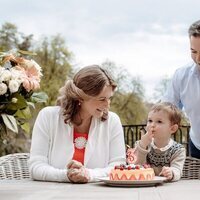 Charles de Luxemburgo comiendo la tarta de su cumpleaños con sus padres