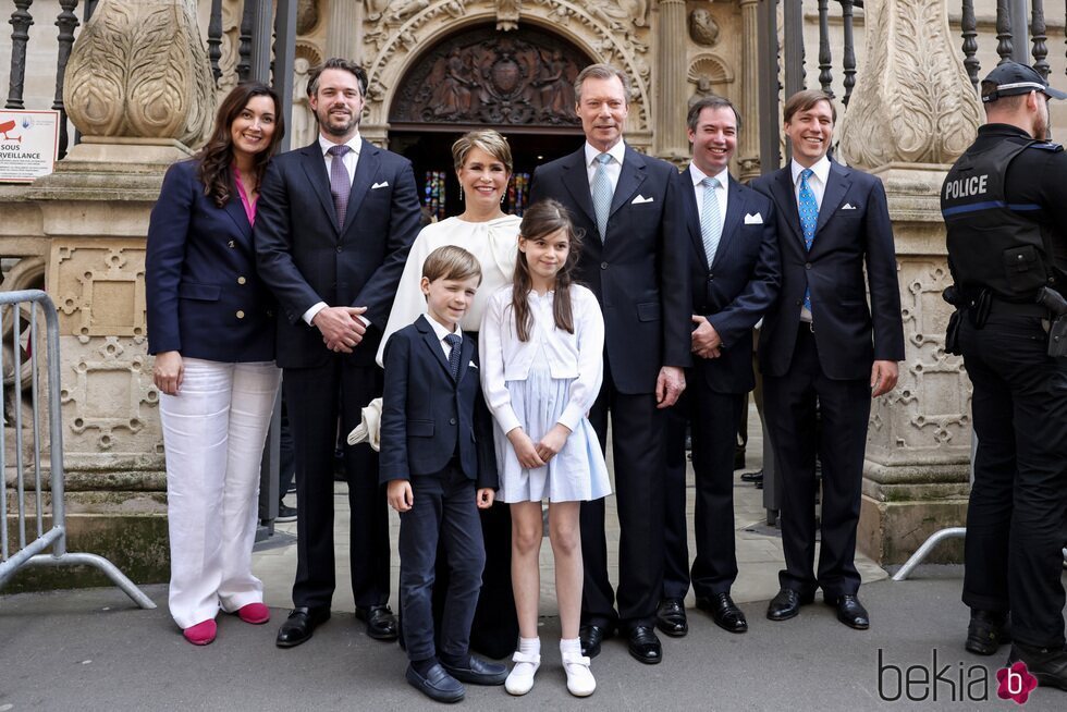 Los Grandes Duques de Luxemburgo con tres de sus hijos, Claire de Luxemburgo y sus nietos Amalia y Liam