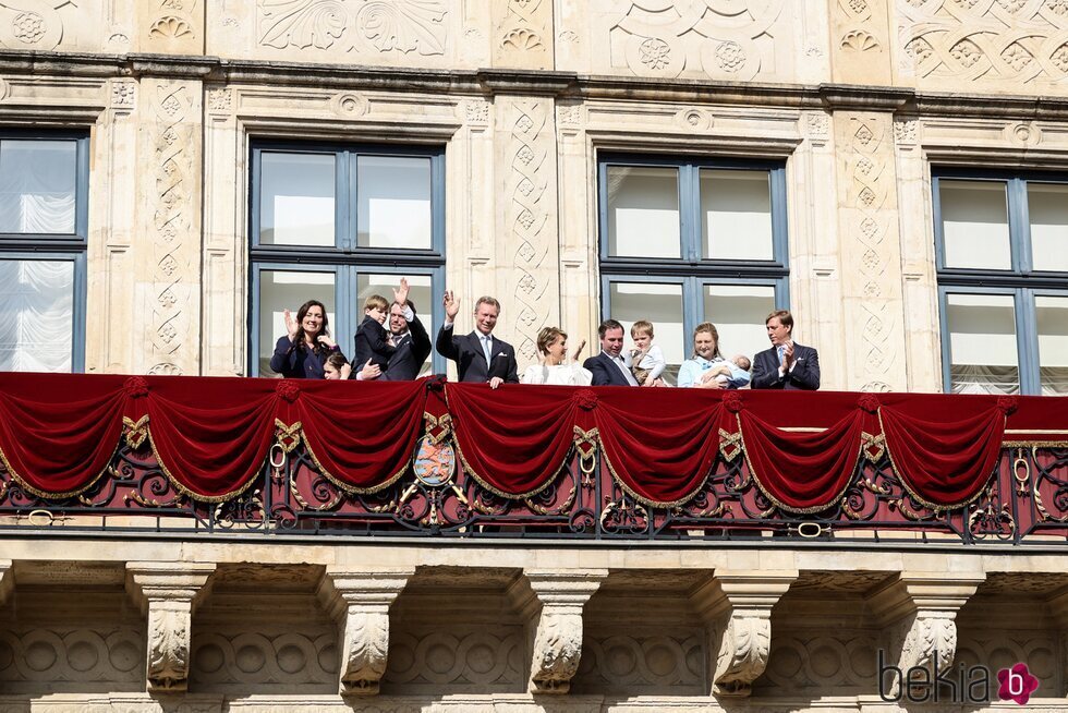 La Familia Gran Ducal de Luxemburgo en el primer saludo desde el balcón de François de Luxemburgo