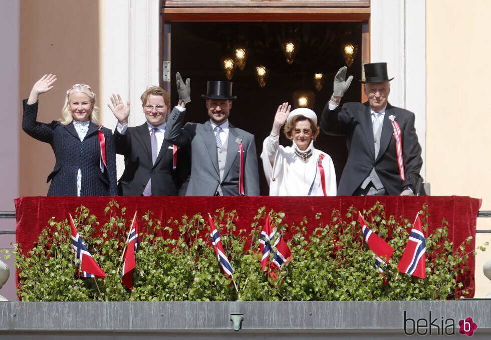 La Familia Real Noruega saludando desde el balcón del Palacio Real en el Día Nacional de Noruega 2023