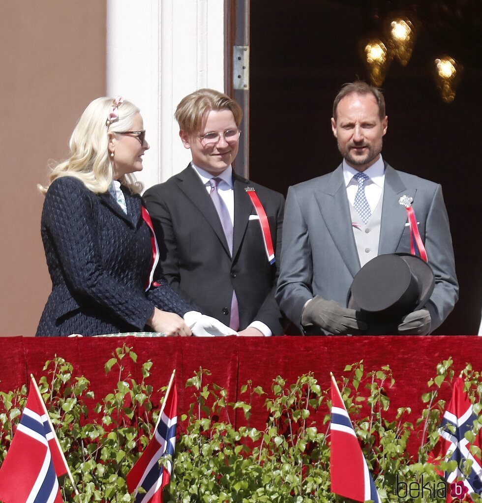 Haakon y Mette-Marit de Noruega y Sverre Magnus de Noruega en el Día Nacional de Noruega 2023