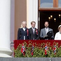 Harald y Sonia de Noruega, Haakon y Mette-Marit de Noruega y Sverre Magnus de Noruega en el Día Nacional de Noruega 2023