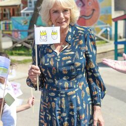 La Reina Camilla con un banderín con un dibujo de los Reyes en Bristol