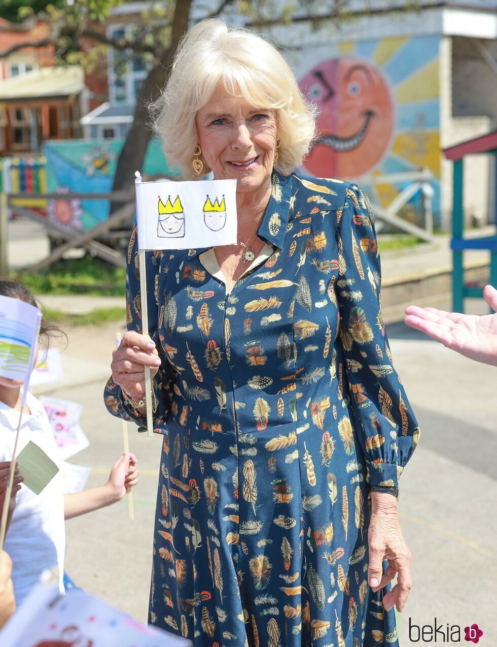 La Reina Camilla con un banderín con un dibujo de los Reyes en Bristol