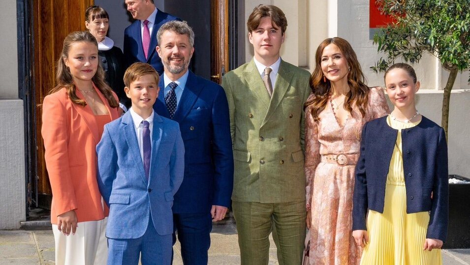 Federico y Mary de Dinamarca y sus hijos en la Confirmación de Henrik de Dinamarca