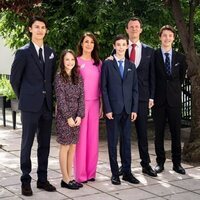 Joaquín y Marie de Dinamarca y sus hijos Nikolai, Felix, Henrik y Athena en la Confirmación de Henrik de Dinamarca