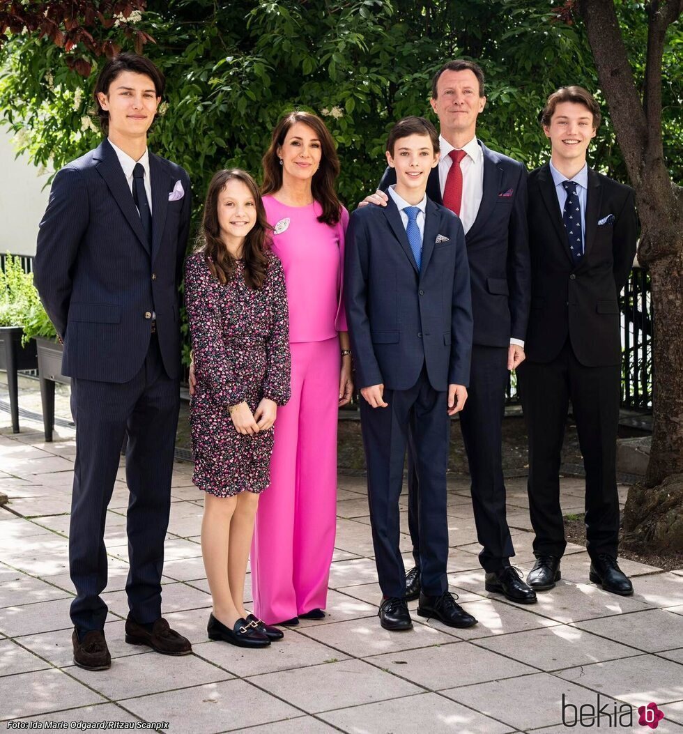 Joaquín y Marie de Dinamarca y sus hijos Nikolai, Felix, Henrik y Athena en la Confirmación de Henrik de Dinamarca