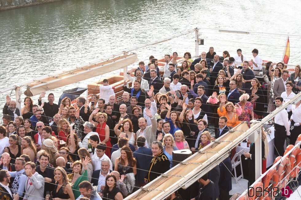 Todos los invitados en la preboda de Raúl Prieto y Joaquín Torres en un barco