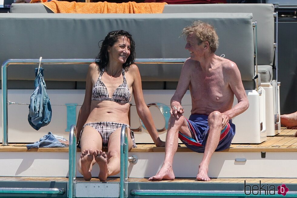 Ernesto de Hannover y Claudia Stilianopoulos en un barco en Ibiza