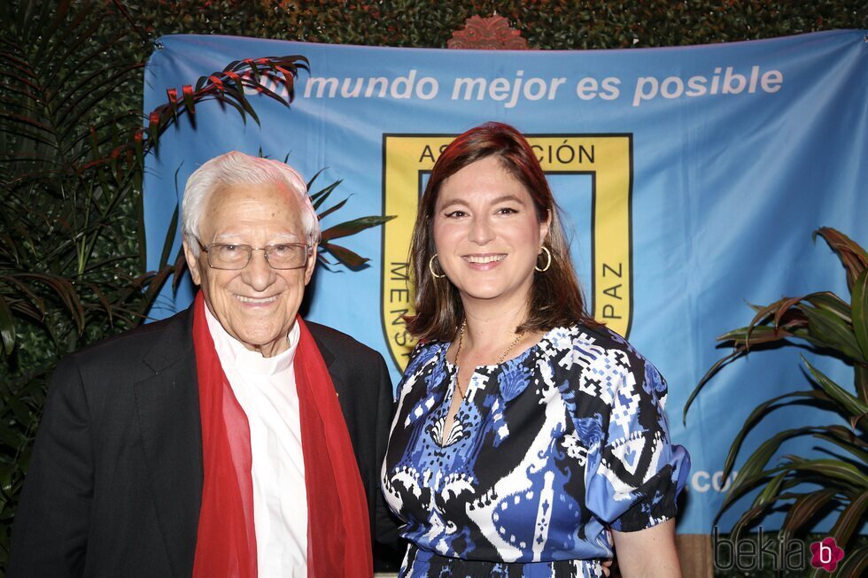 Chábeli Iglesias con el padre Ángel en la gala benéfica de Mensajeros de la Paz en Miami