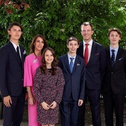 Henrik de Dinamarca con sus padres y hermanos en su Confirmación