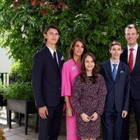 Henrik de Dinamarca con sus padres y hermanos en su Confirmación