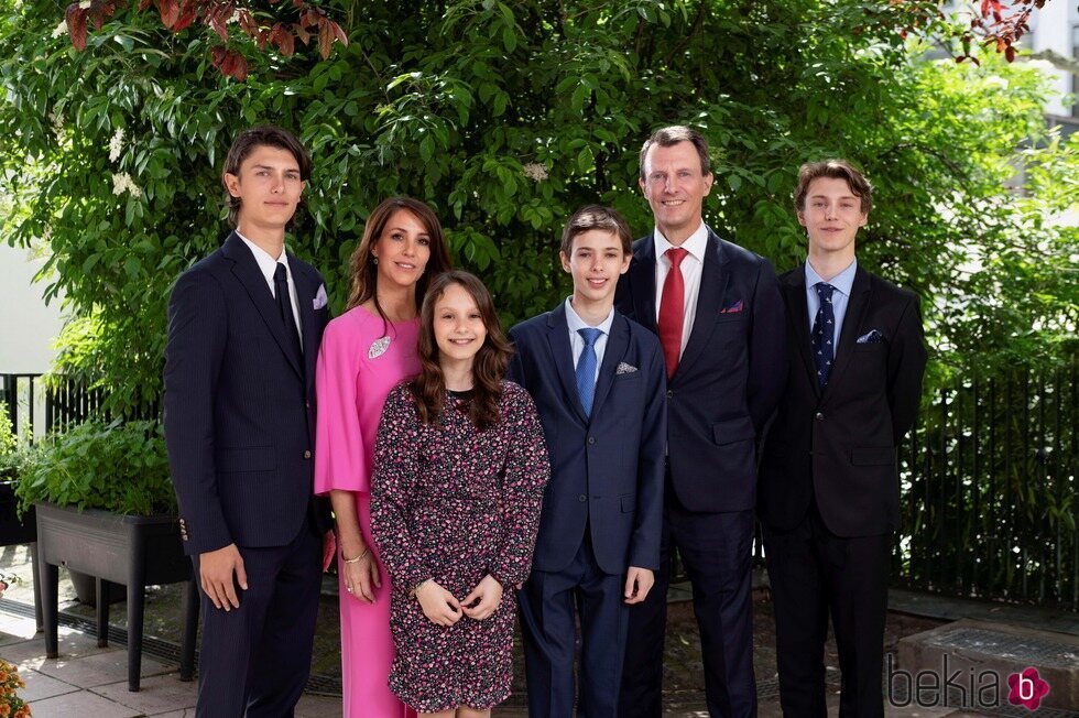 Henrik de Dinamarca con sus padres y hermanos en su Confirmación