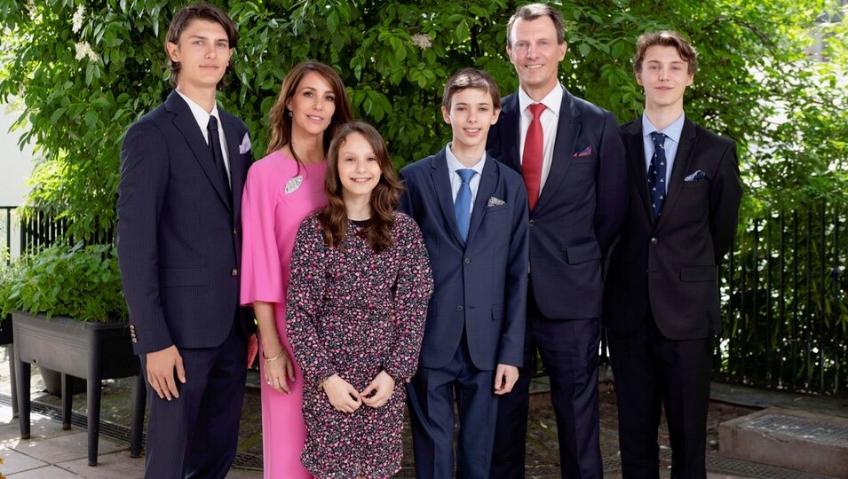 Henrik de Dinamarca con sus padres y hermanos en su Confirmación