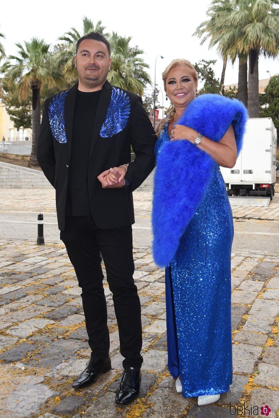 Belén Esteban posando con Miguel Marcos en la preboda de Joaquín Torres y Raúl Prieto