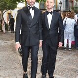 Miguel Zamorano y su pareja en la boda de Raúl Prieto y Joaquín Torres