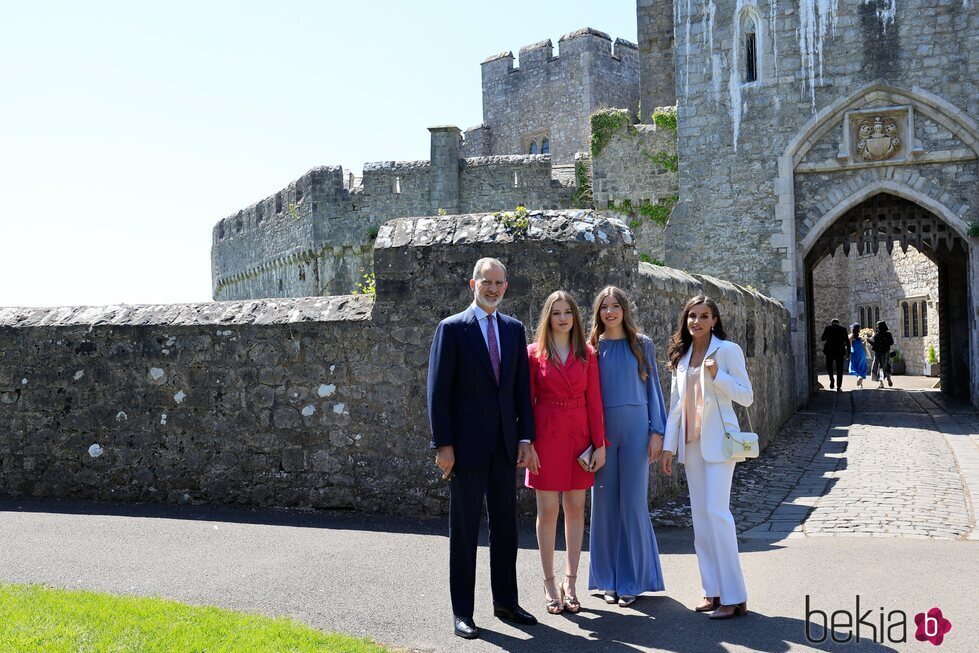 La Princesa Leonor en su graducación en el UWC Atlantic College acompañada de los Reyes Felipe y Letizia y la Infanta Sofia