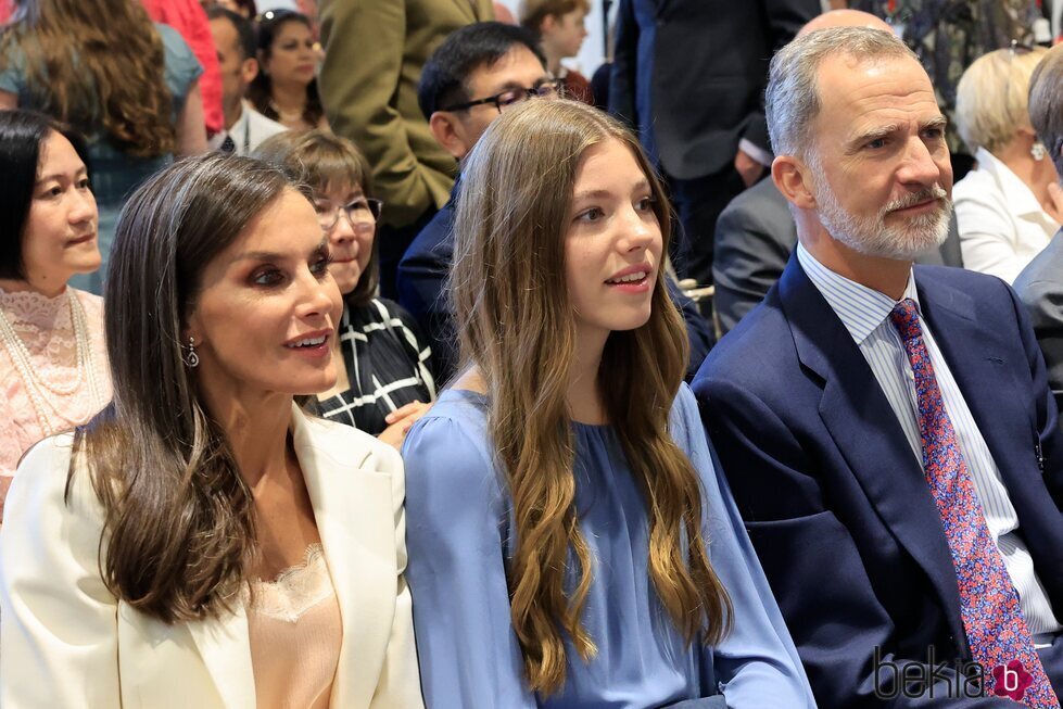 La Reina Letizia, la Infanta Sofía y el Rey Felipe en la graduación de la Princesa Leonor en el UWC Atlantic College