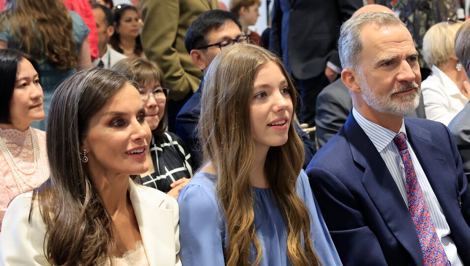 La Reina Letizia, la Infanta Sofía y el Rey Felipe en la graduación de la Princesa Leonor en el UWC Atlantic College