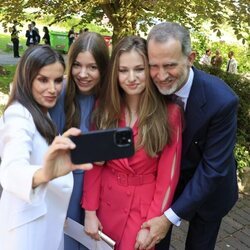 Los Reyes Felipe y Letizia, la Infanta Sofía y la Princesa Leonor haciéndose un selfie en el UWC Atlantic College