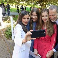 Los Reyes Felipe y Letizia, la Infanta Sofía y la Princesa Leonor haciéndose un selfie en el UWC Atlantic College