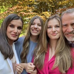 El selfie de los Reyes Felipe y Letizia y la Infanta Sofía con la Princesa Leonor en su graduación en el UWC Atlantic College