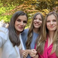 El selfie de los Reyes Felipe y Letizia y la Infanta Sofía con la Princesa Leonor en su graduación en el UWC Atlantic College