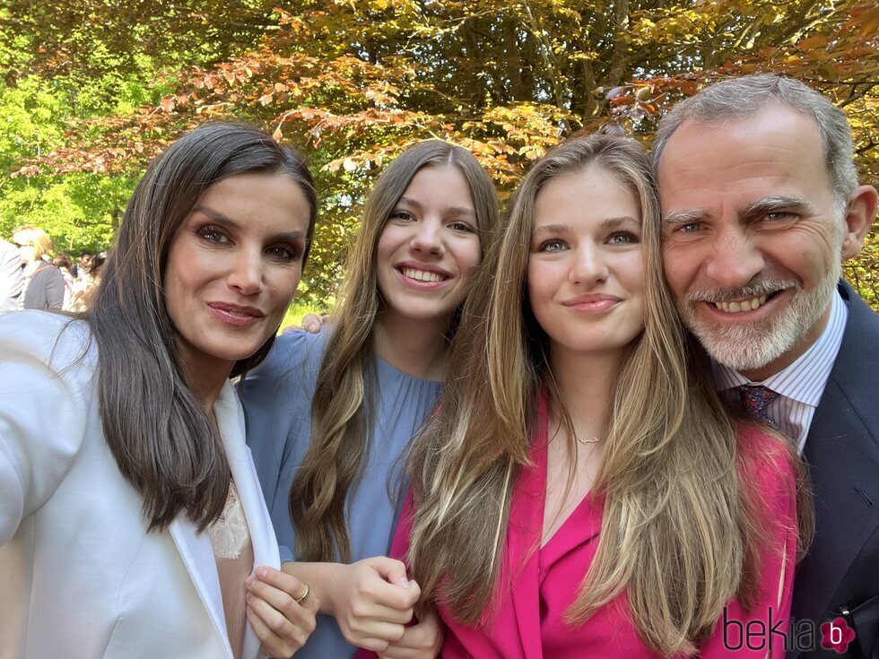 El selfie de los Reyes Felipe y Letizia y la Infanta Sofía con la Princesa Leonor en su graduación en el UWC Atlantic College