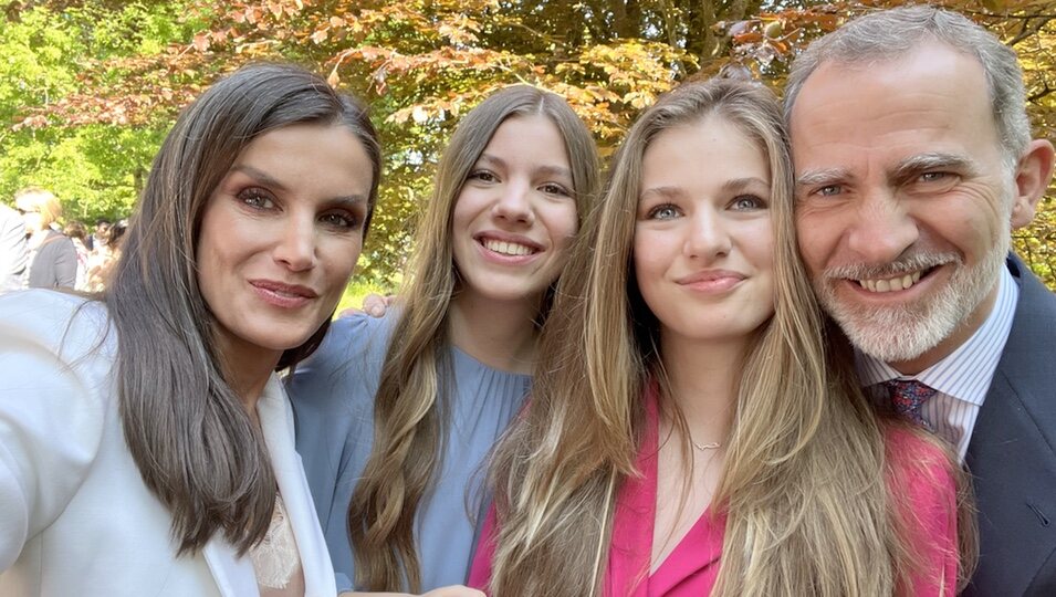 El selfie de los Reyes Felipe y Letizia y la Infanta Sofía con la Princesa Leonor en su graduación en el UWC Atlantic College