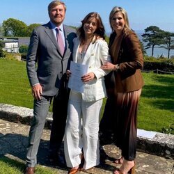 Los Reyes Guillermo y Máxima de Holanda junto a su hija Alexia en su graduación en el el UWC Atlantic College