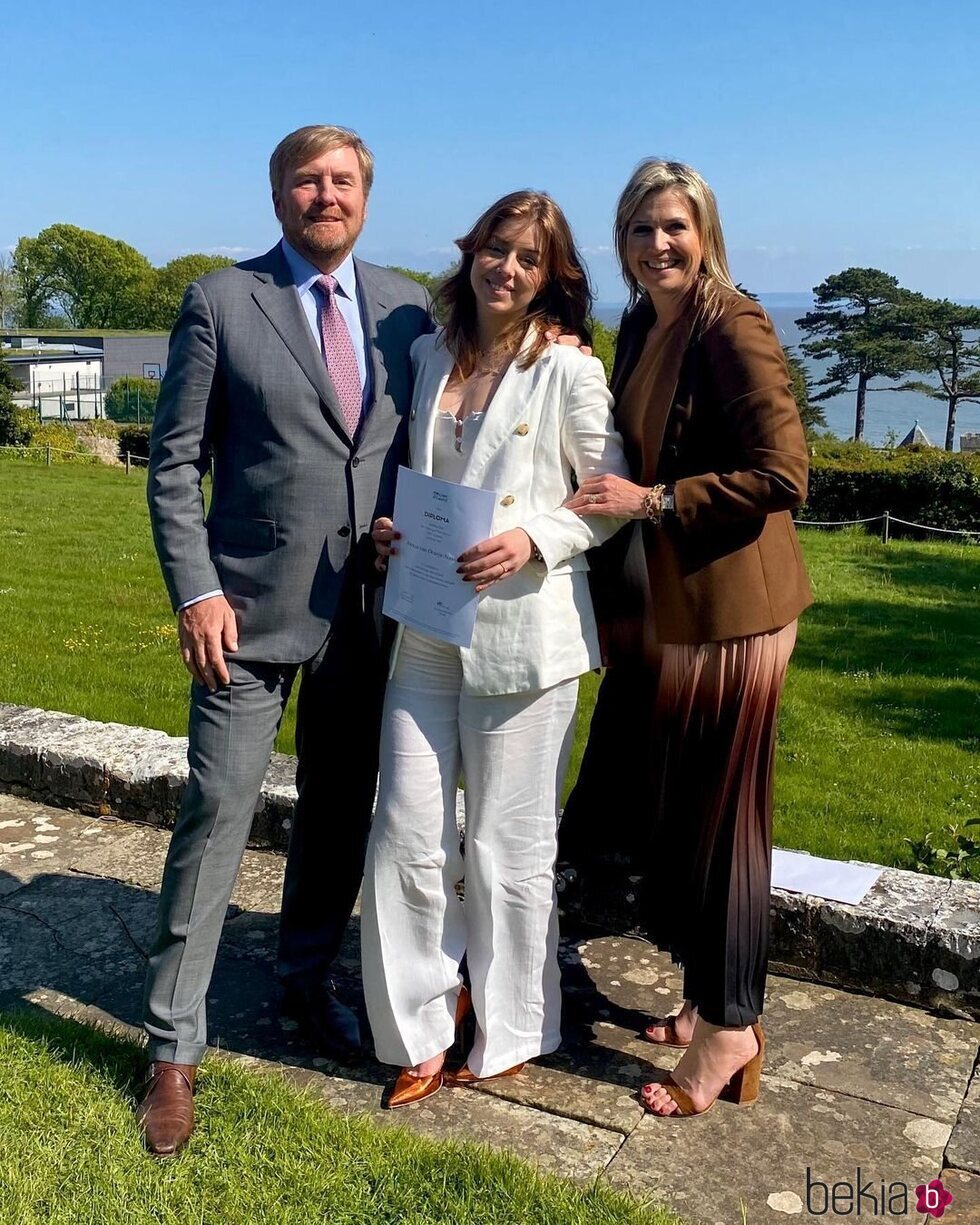 Los Reyes Guillermo y Máxima de Holanda junto a su hija Alexia en su graduación en el el UWC Atlantic College