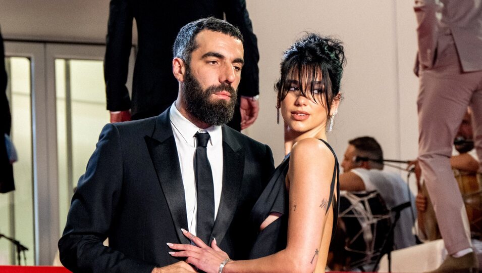 Dua Lipa y Romain Gavras en el festival de Cannes 2023